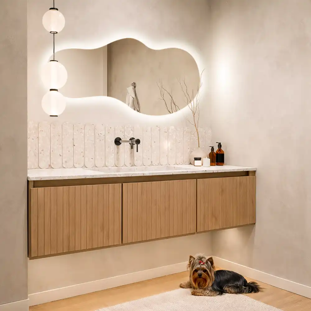 Moderní organické nástěnné zrcadlo s LED osvětlením