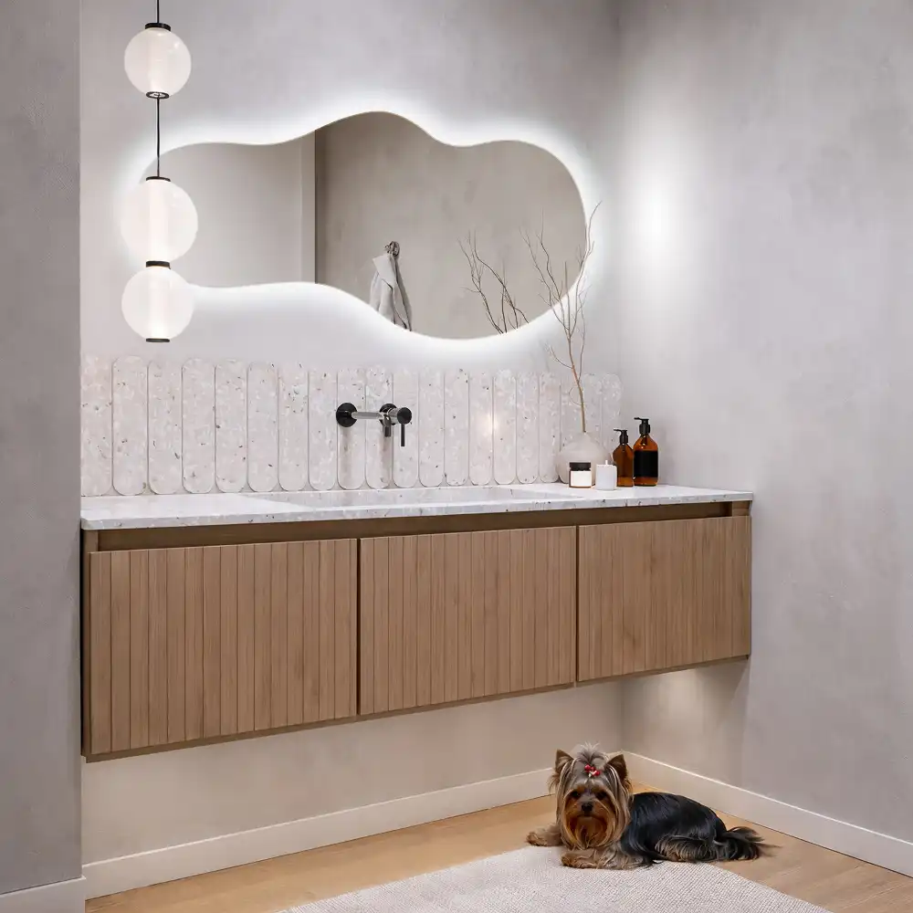 Moderní organické nástěnné zrcadlo s LED osvětlením