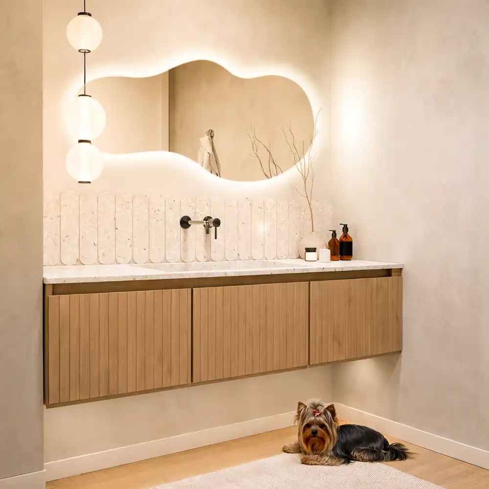 Moderní organické nástěnné zrcadlo s LED osvětlením