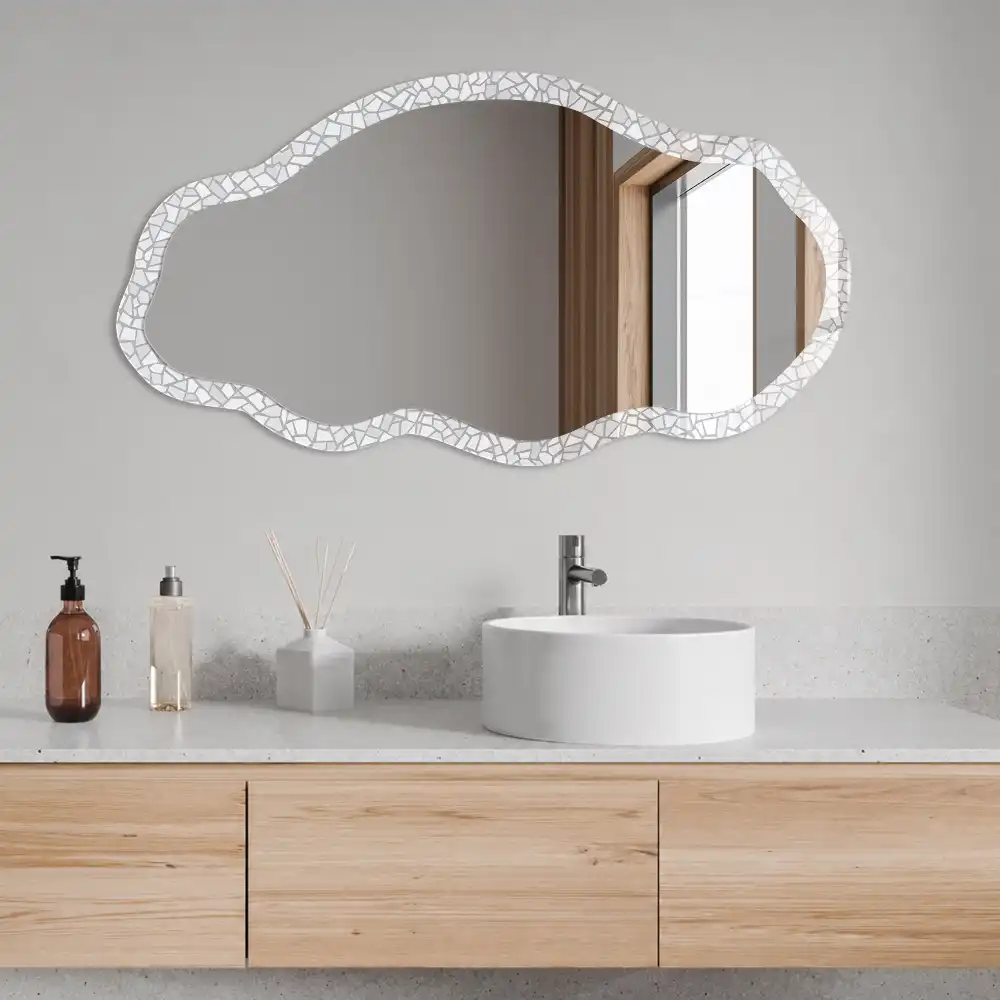 Zrcadlo v nepravidelném rámu s potiskem šedá mozaika