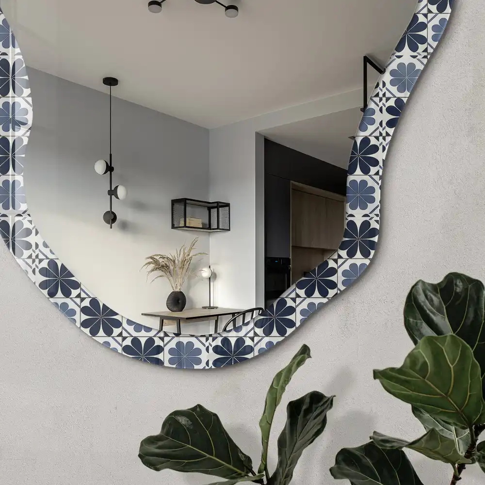 Dekorativní nepravidelné zrcadlo s geometrickým ornamentem