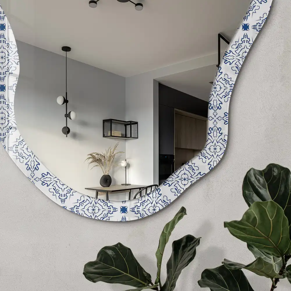 Nepravidelné zrcadlo s geometrickým ornamentem