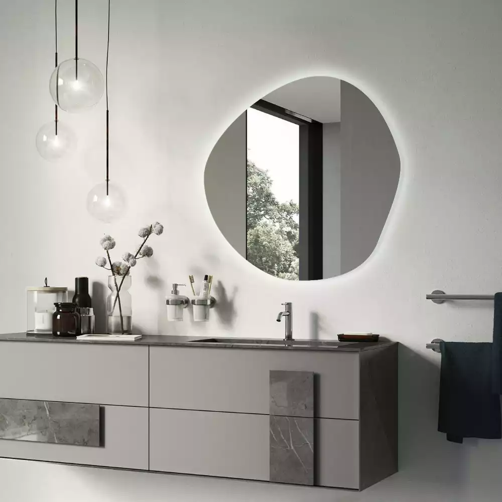 Nerovné podsvícené zrcadlo v minimalistickém stylu na zeď