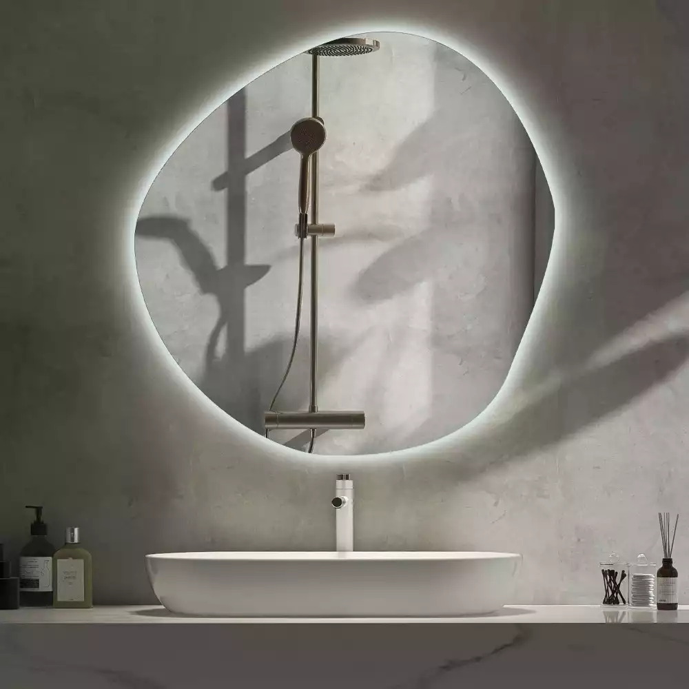 Nerovné podsvícené zrcadlo v minimalistickém stylu na zeď