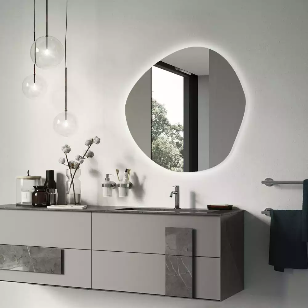 Nerovné podsvícené zrcadlo v minimalistickém stylu na zeď