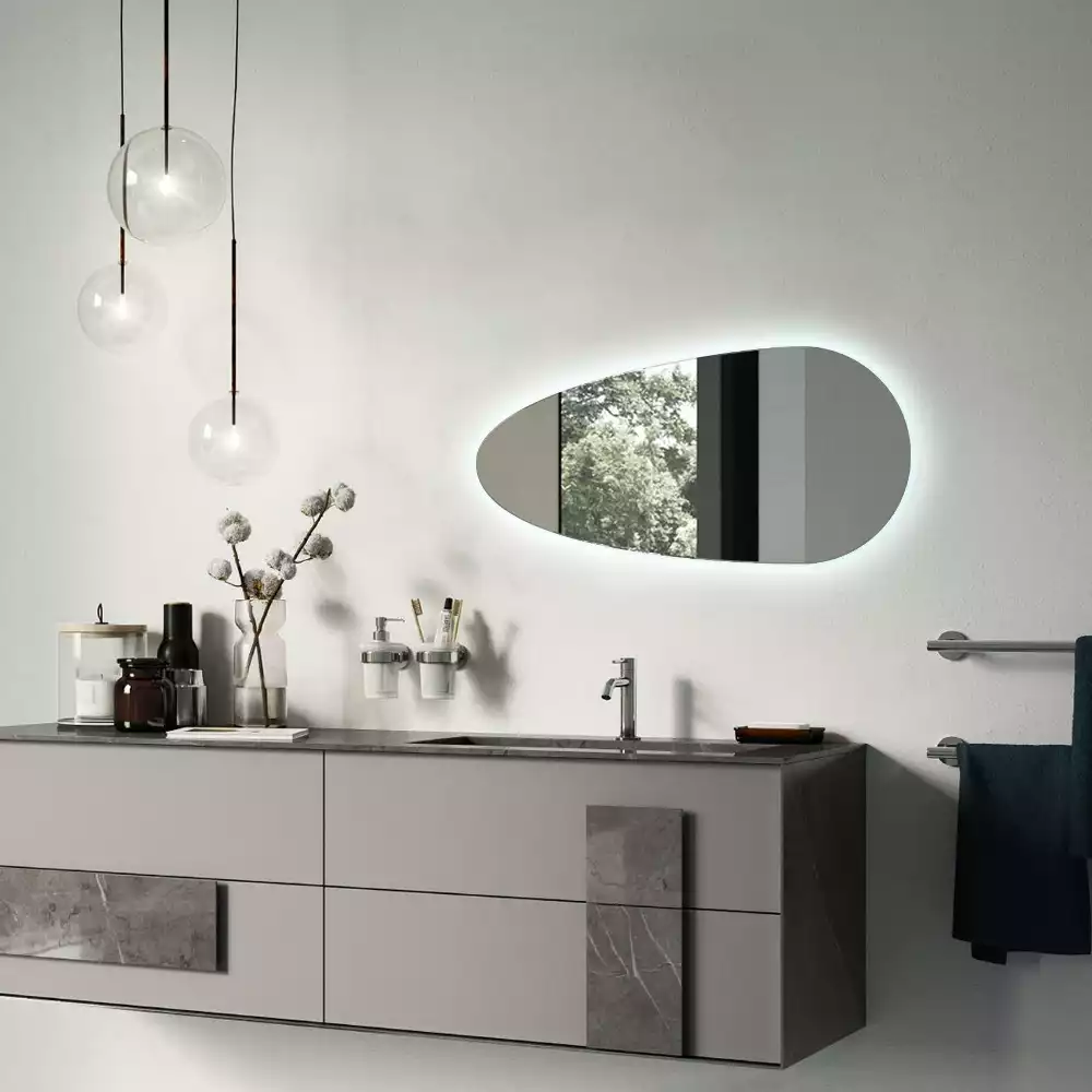 Led zrcadlo ve tvaru kapky jako dekorativní nástěnný prvek
