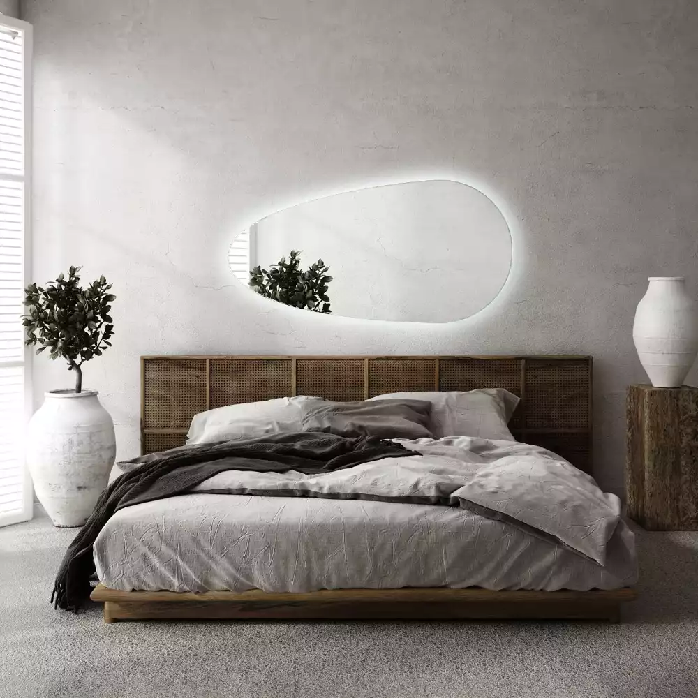 Led zrcadlo ve tvaru kapky jako dekorativní nástěnný prvek