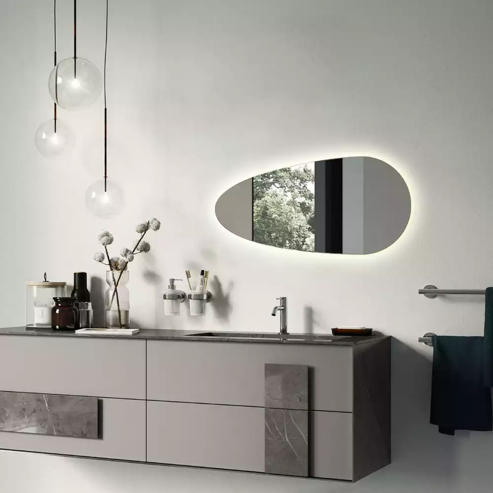 Led zrcadlo ve tvaru kapky jako dekorativní nástěnný prvek