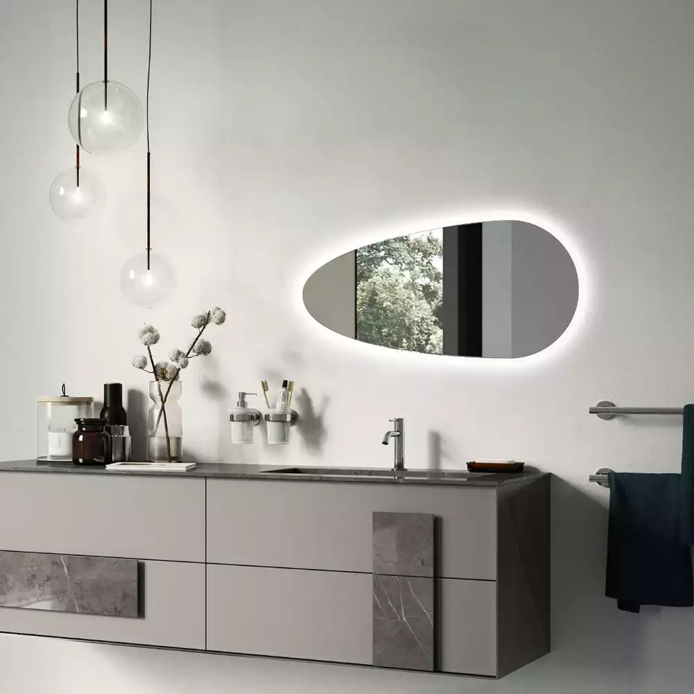 Led zrcadlo ve tvaru kapky jako dekorativní nástěnný prvek