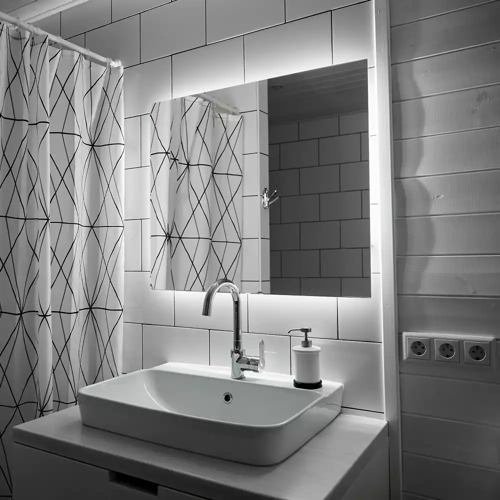 Obdélníkové zrcadlo s LED podsvícením ve univerzálním designu