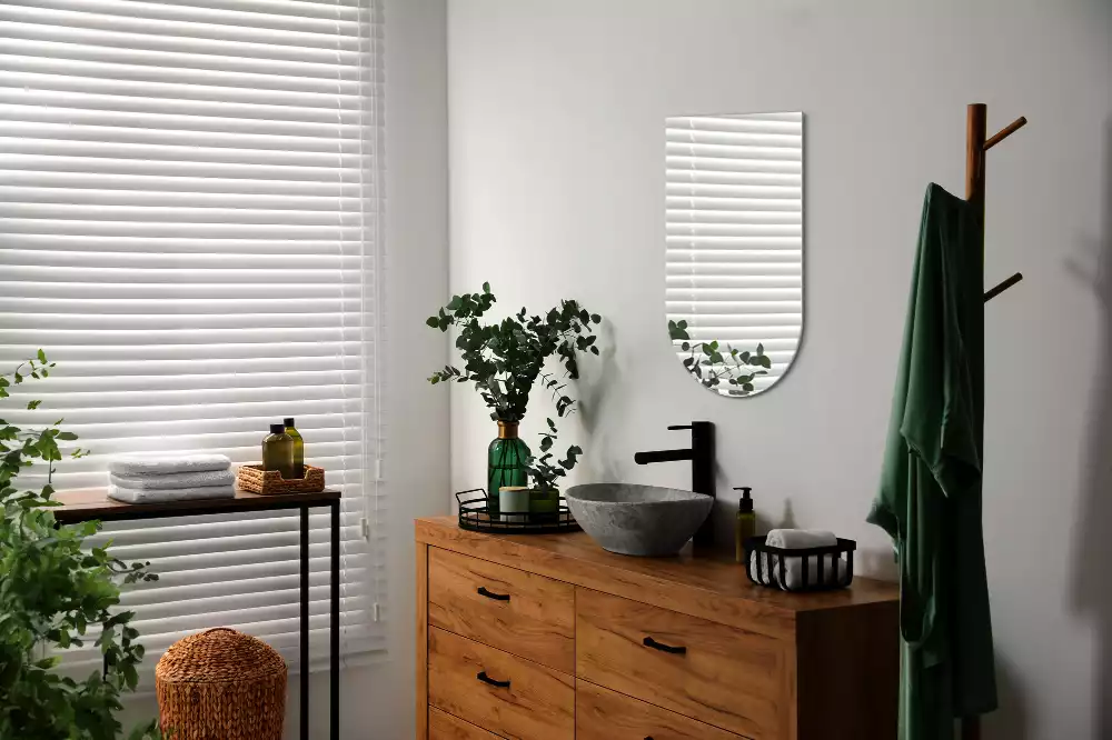 Obloukové zrcadlo v elegantním závěsném provedení