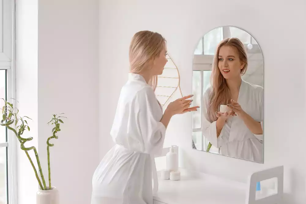 Obloukové zrcadlo v elegantním závěsném provedení