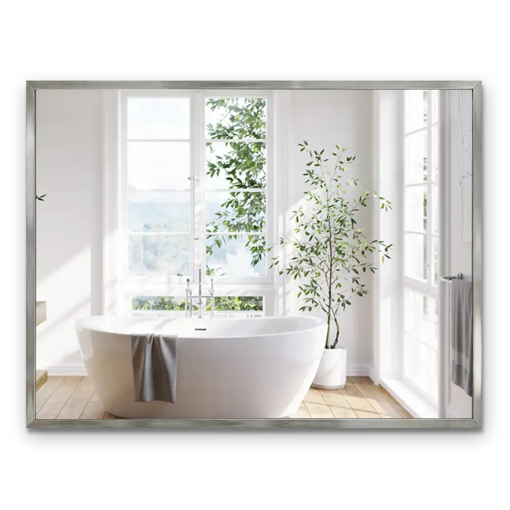 Elegantní nástěnné obdélníkové zrcadlo ve stříbrném rámu