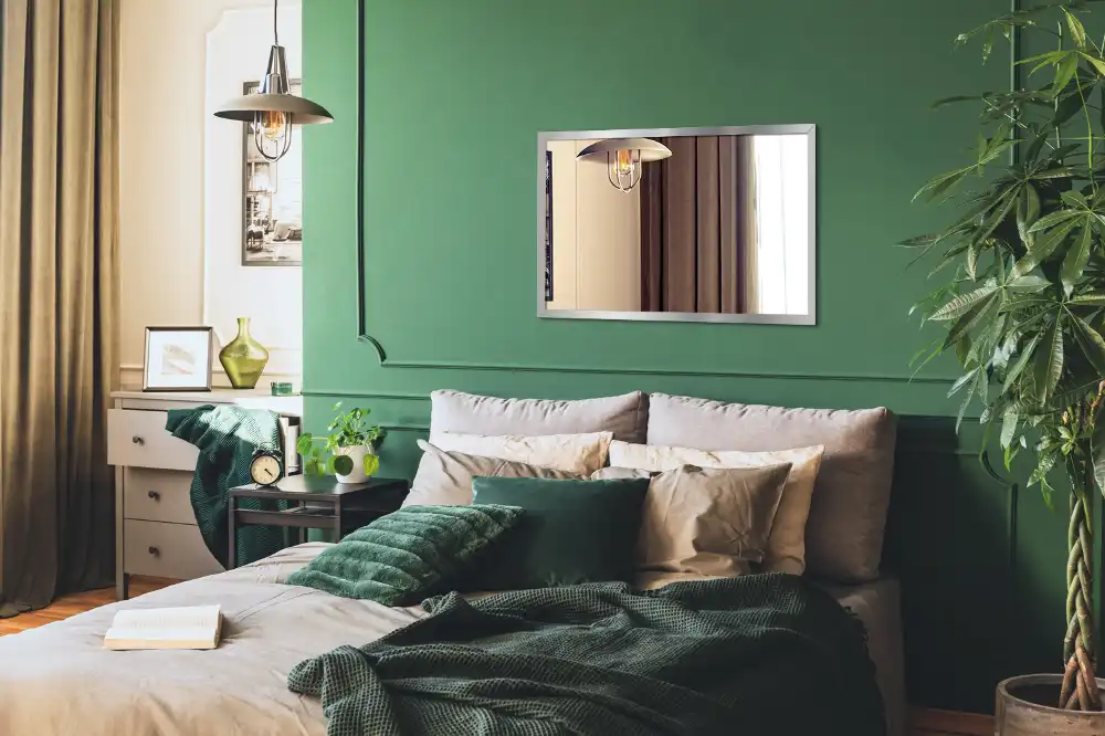 Elegantní nástěnné obdélníkové zrcadlo ve stříbrném rámu