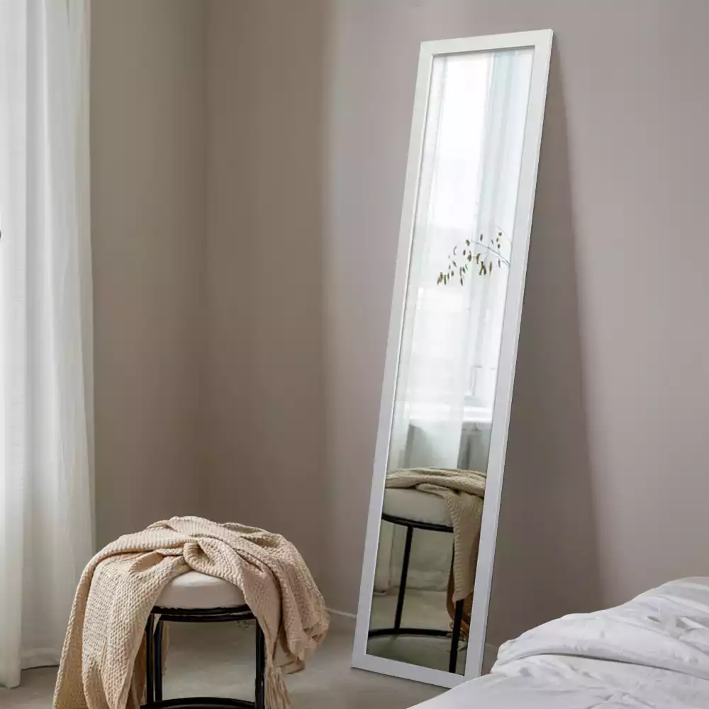 Vysoké stojací zrcadlo s elegantním bílým rámem