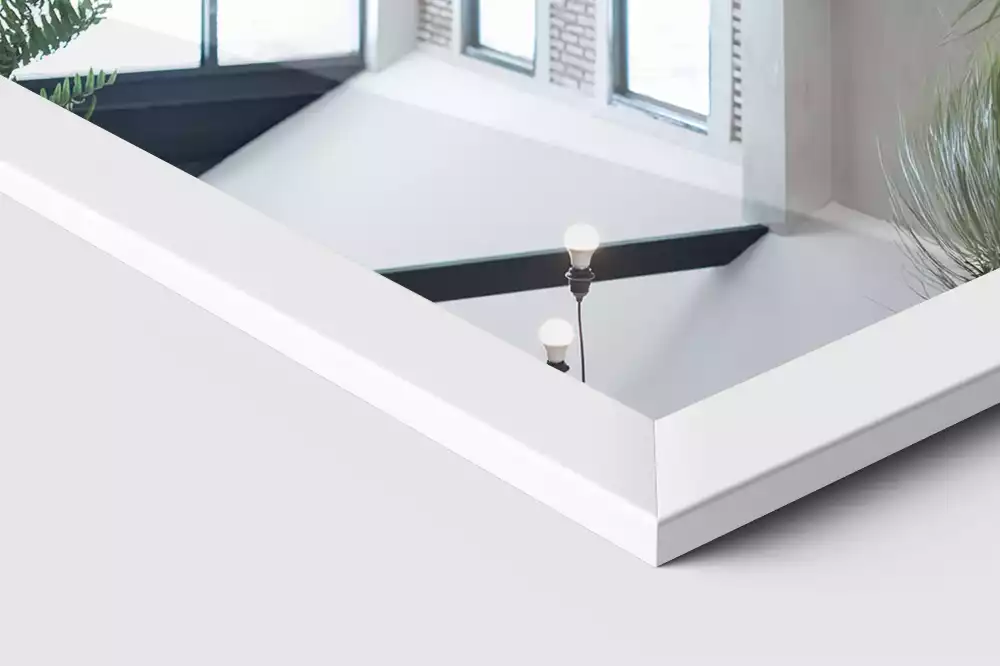 Vysoké stojací zrcadlo s elegantním bílým rámem