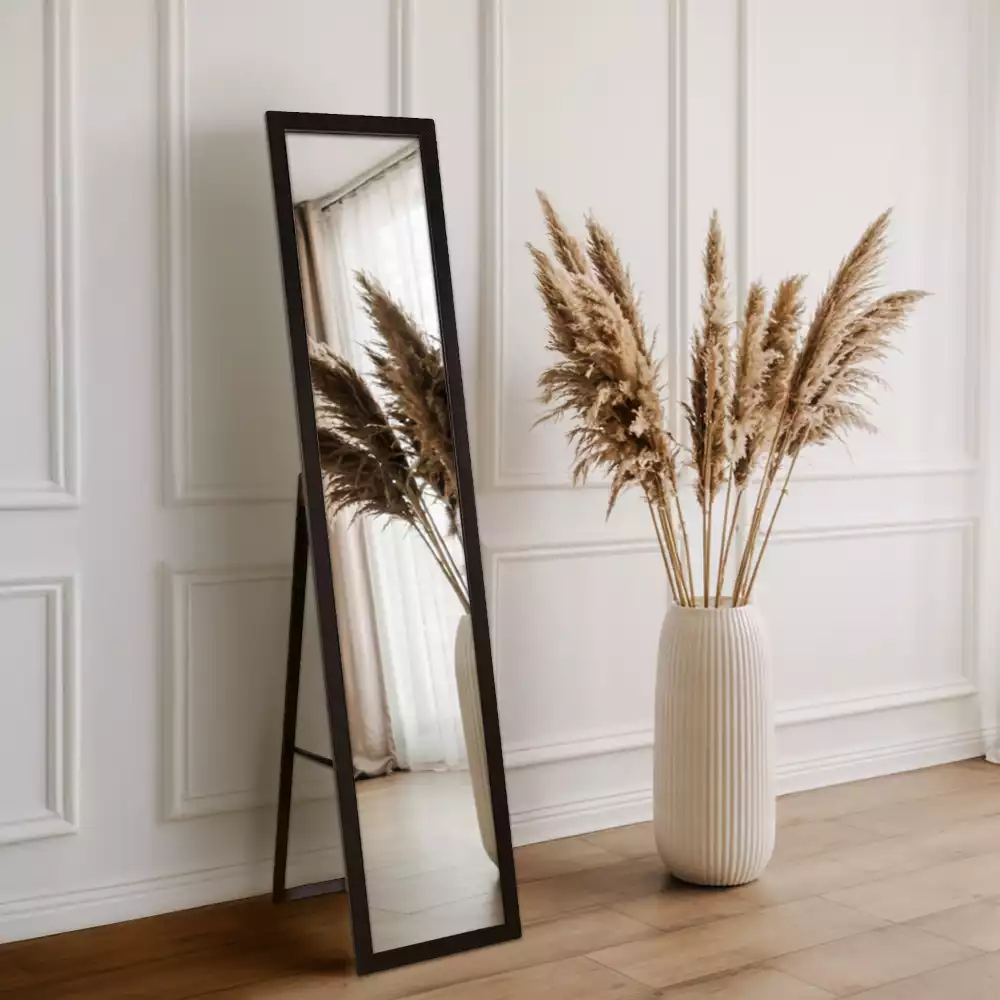 Zrcadlo do pokoje ve stojací verzi s elegantním černým rámem