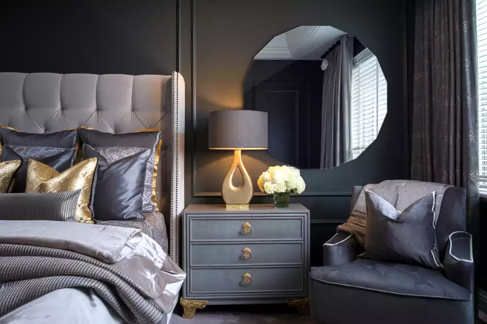 Polygonální zrcadlo moderního designu jako dekorace na zeď