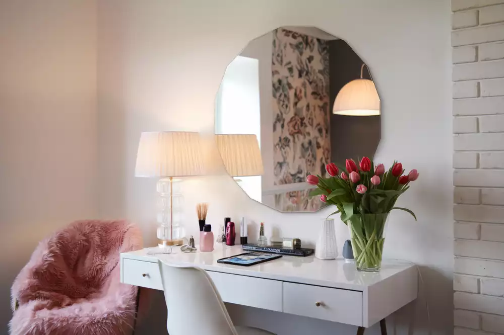 Polygonální zrcadlo moderního designu jako dekorace na zeď