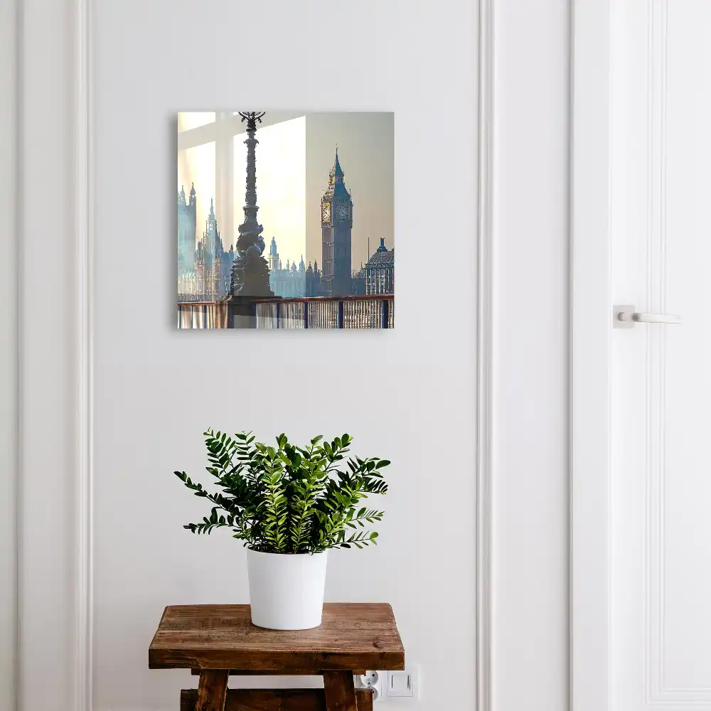 Nástěnná skříňka na klíče s motivem architektury města za úsvitu