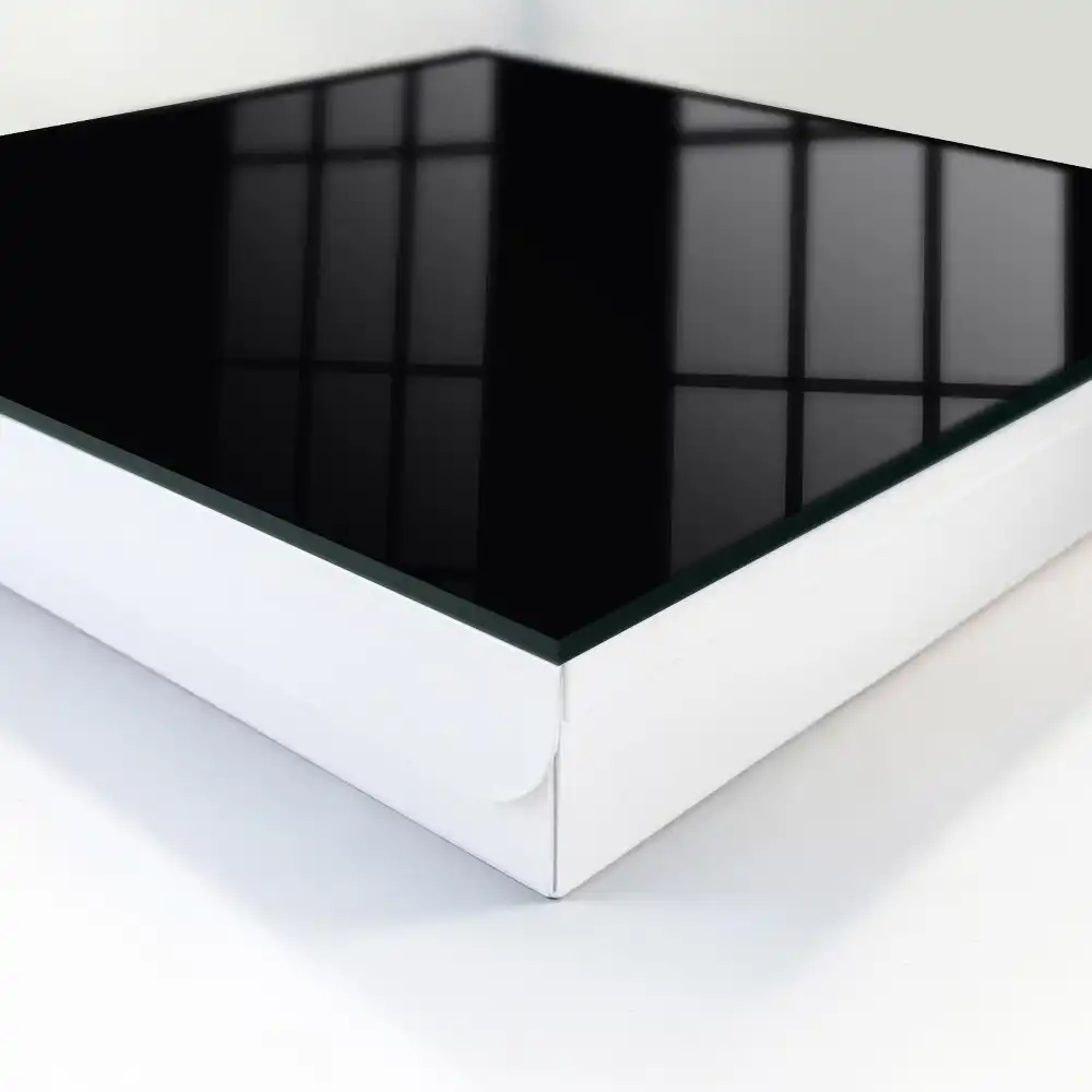 Minimalistická nástěnná skříňka na klíče s černým pozadím