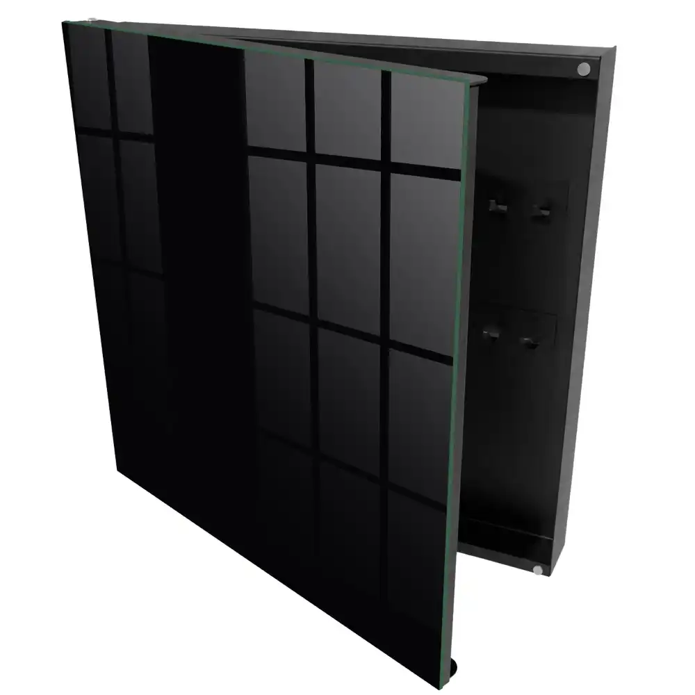 Minimalistická nástěnná skříňka na klíče s černým pozadím