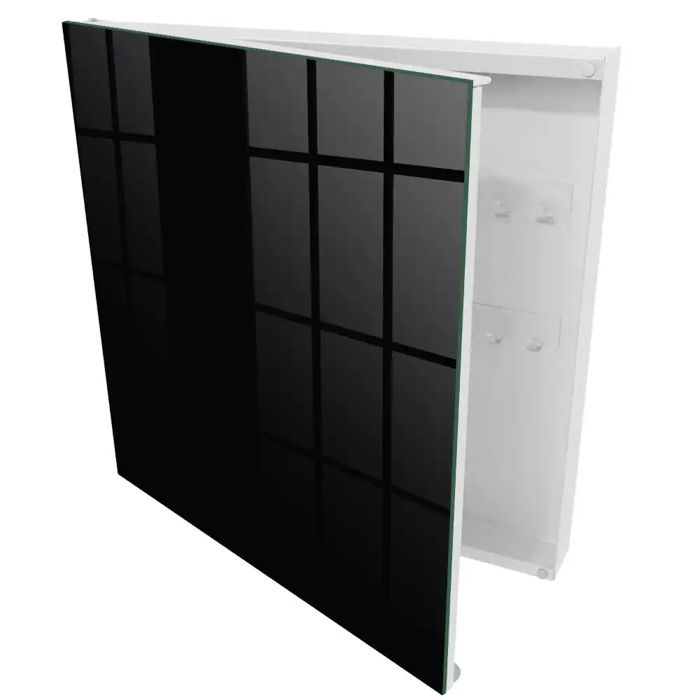 Minimalistická nástěnná skříňka na klíče s černým pozadím