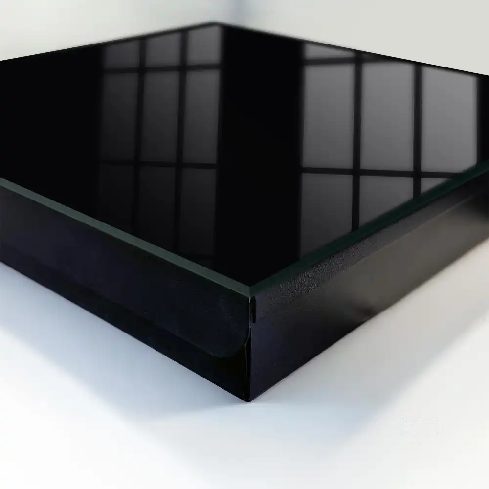 Minimalistická nástěnná skříňka na klíče s černým pozadím
