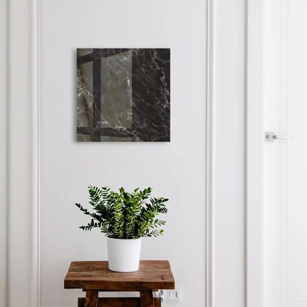Nástěnná skříňka na klíče s mramorovým designem v černo-bílé barvě