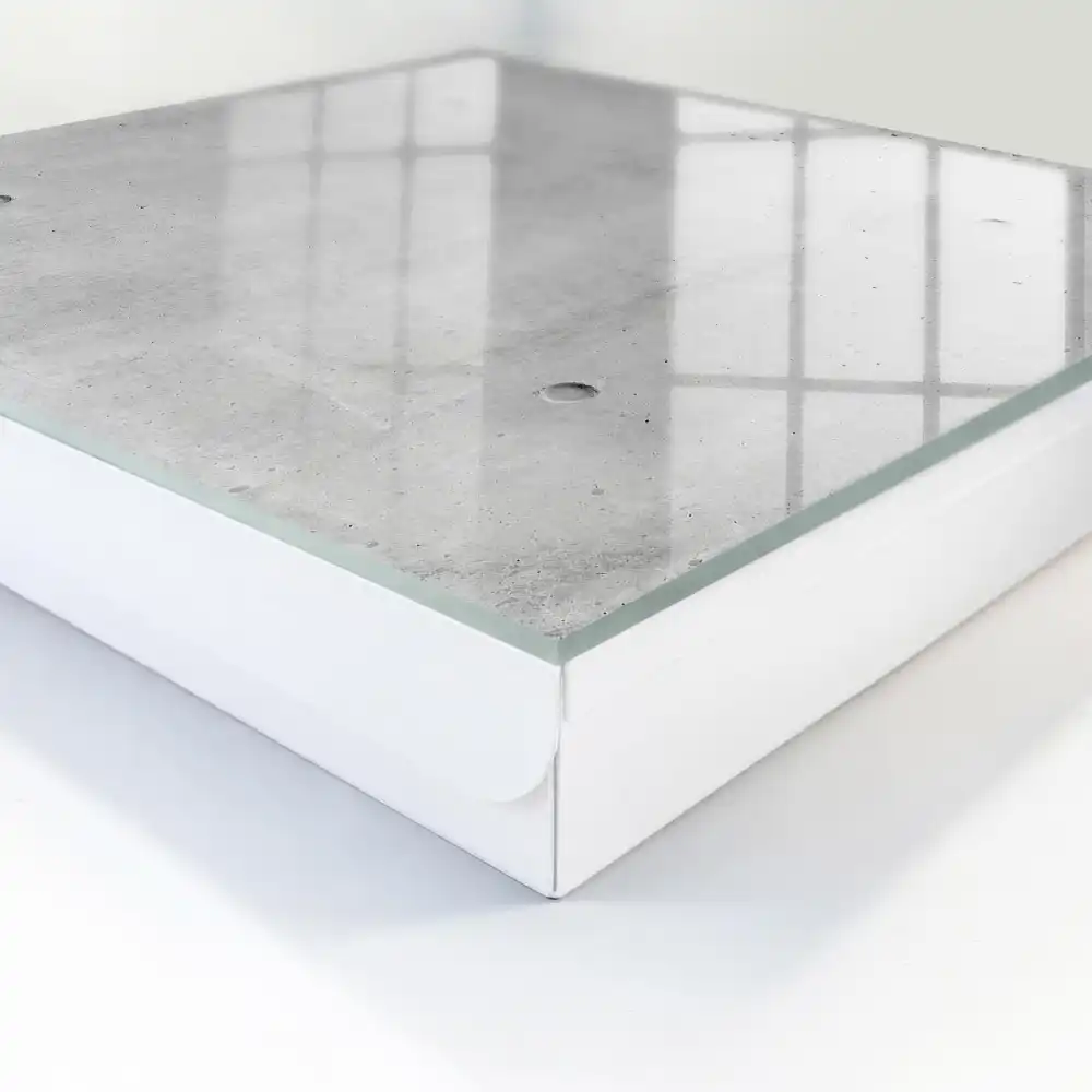 Nástěnná skříňka na klíče v minimalistickém designu se vzhledem surového betonu v šedých odstínech