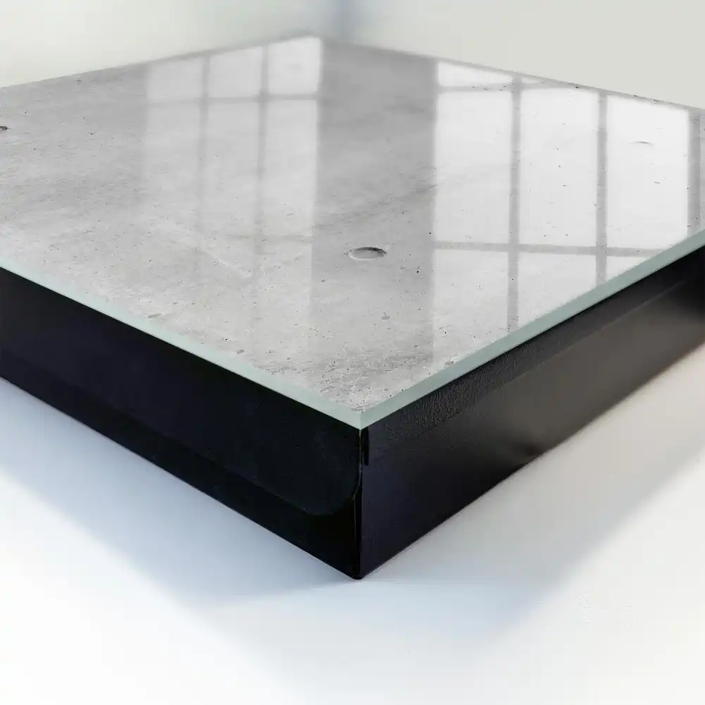Nástěnná skříňka na klíče v minimalistickém designu se vzhledem surového betonu v šedých odstínech