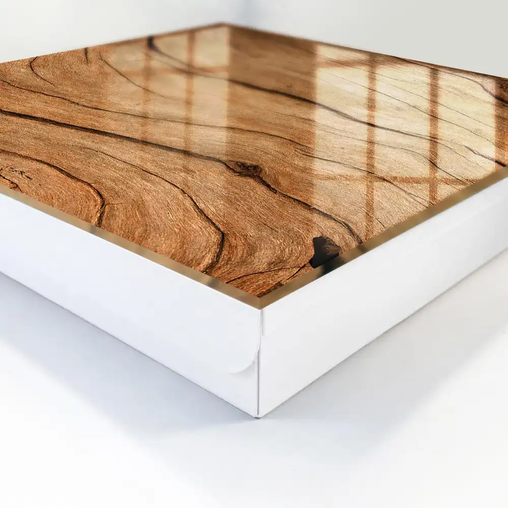 Dřevěný box na klíče s motivem vlnitých linií