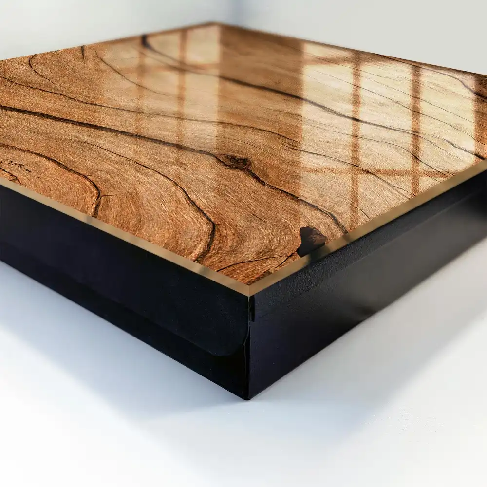 Dřevěný box na klíče s motivem vlnitých linií