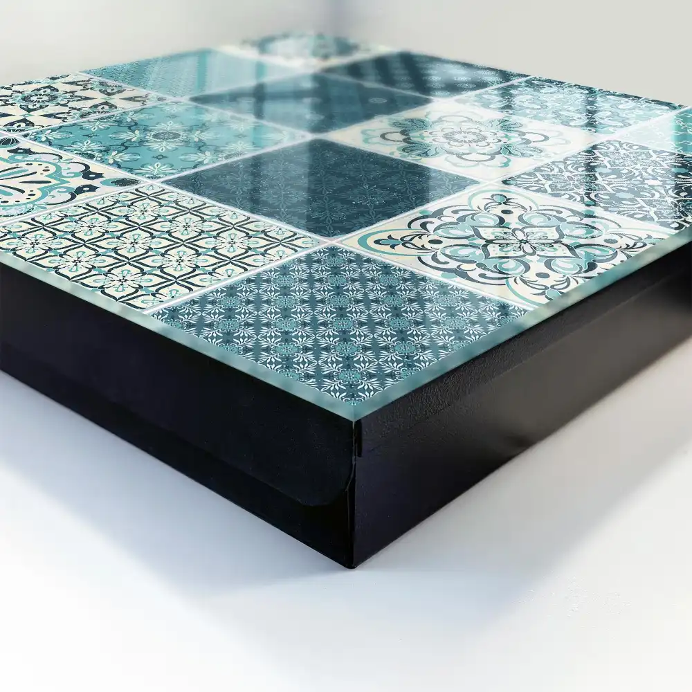 Nástěnná skříňka na klíče s tyrkysovým geometrickým mozaikovým vzorem
