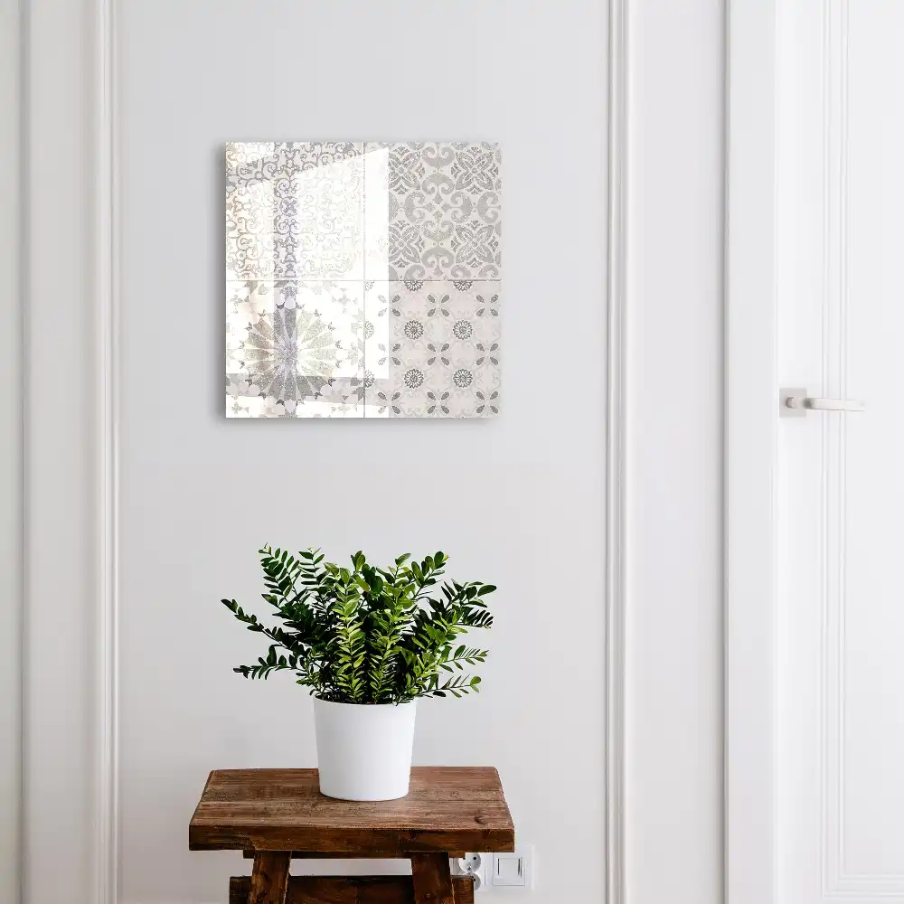 Nástěnná skříňka na klíče s elegantním šedo-bílým vzorem