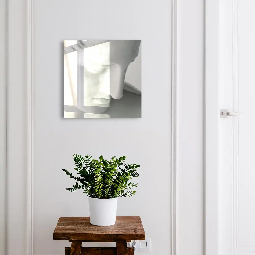 Elegantní nástěnná skříňka na klíče s jemnou dekorací