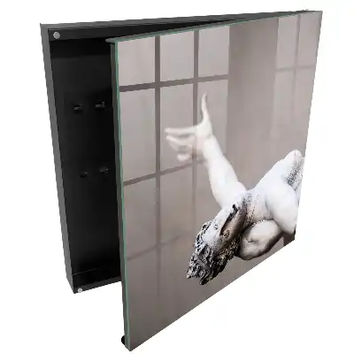 Nástěnný box na klíče se sochou v dynamickém gestu