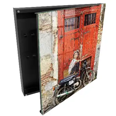 Box na klíče s motivem červených dveří a motorky