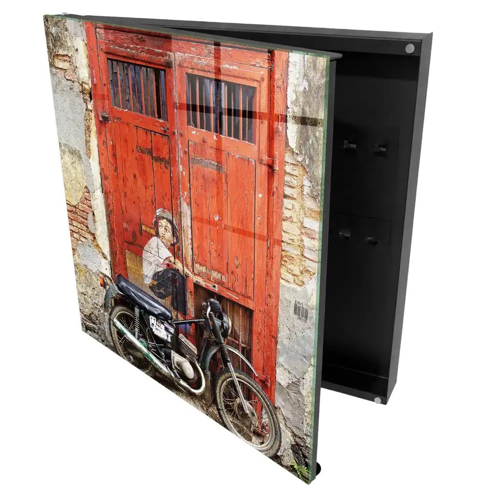 Box na klíče s motivem červených dveří a motorky