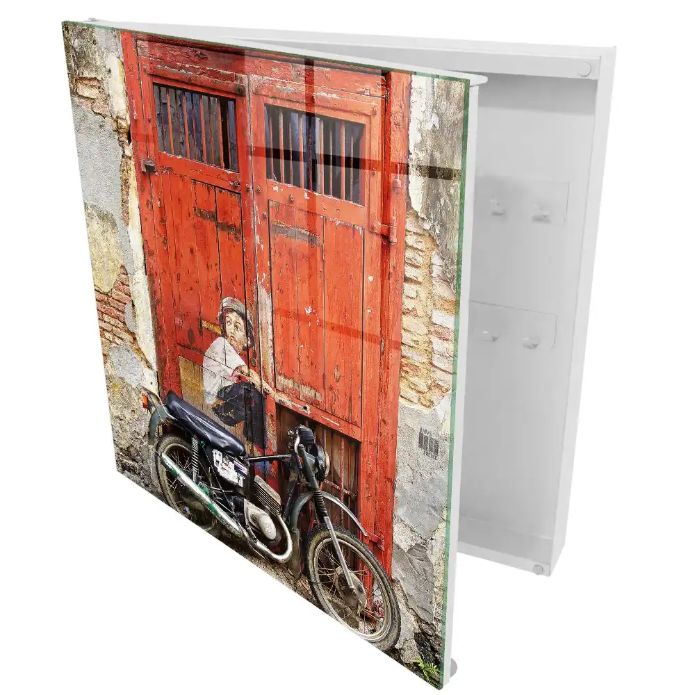 Box na klíče s motivem červených dveří a motorky