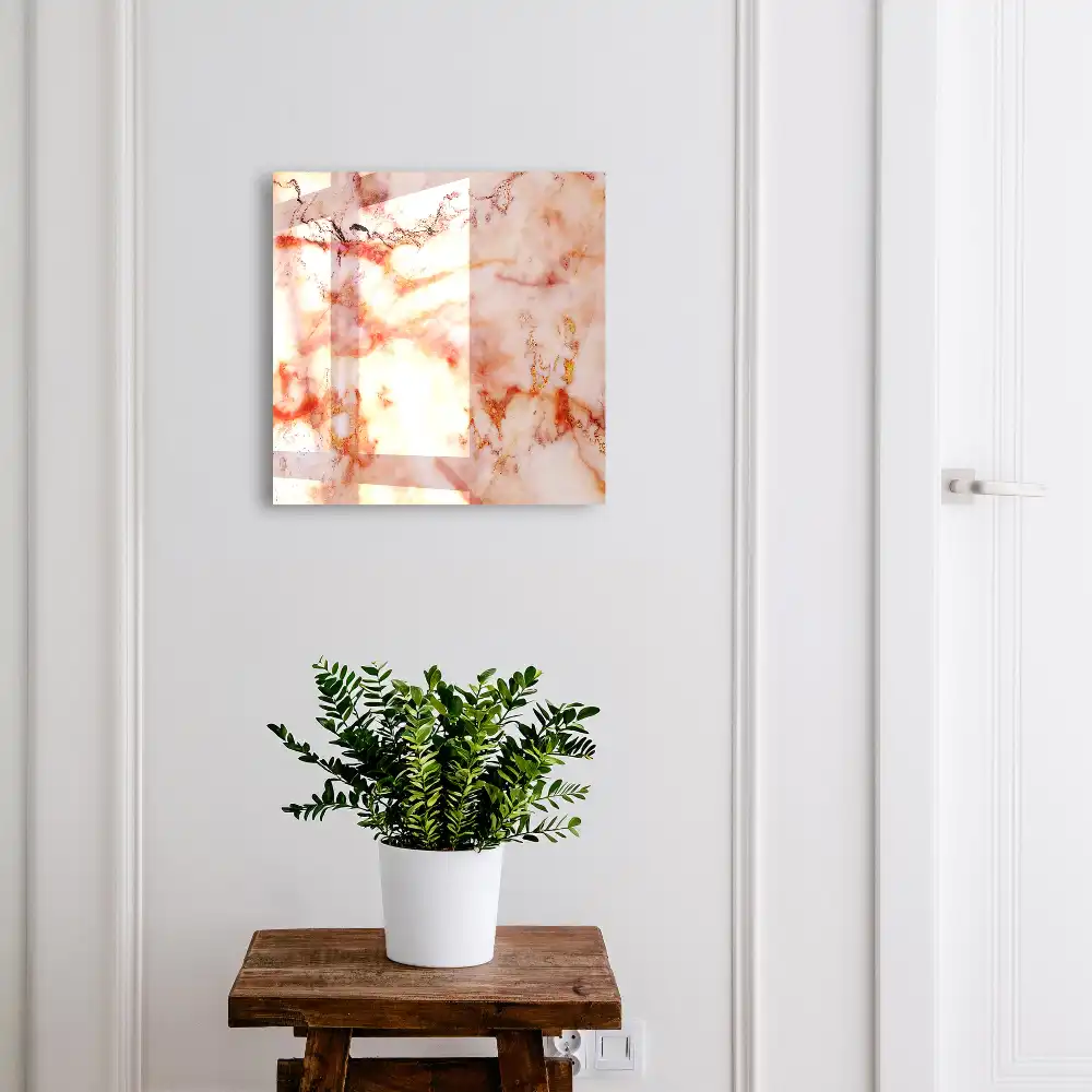 Nástěnná skříňka na klíče s elegantním mramorovým designem