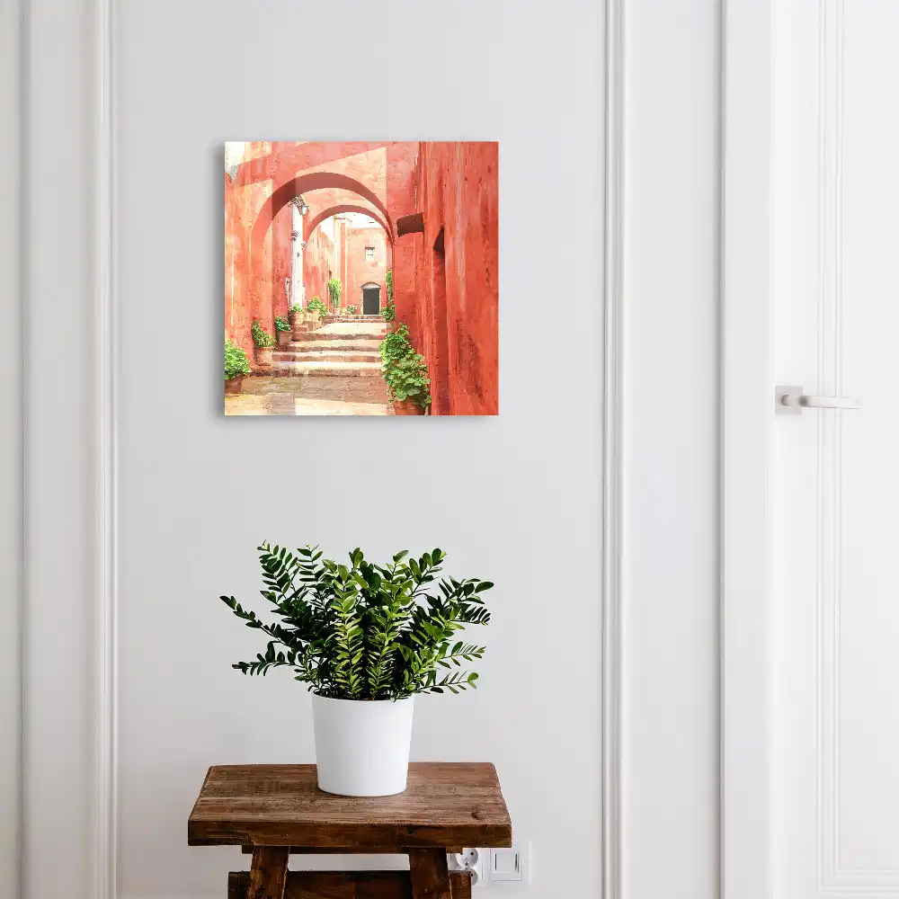 Nástěnná skříňka na klíče s motivem červené architektury, rostlin a schodů