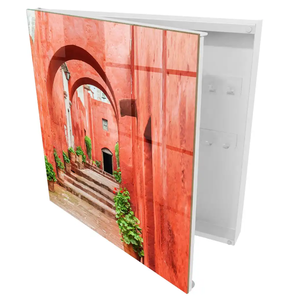 Nástěnná skříňka na klíče s motivem červené architektury, rostlin a schodů