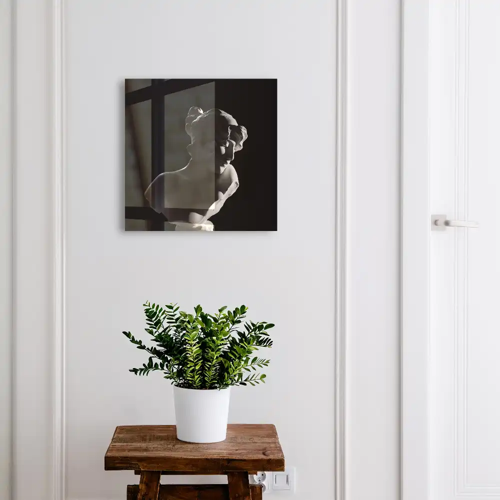Nástěnná skříňka na klíče Elegance se sochařským motivem světla a stínu