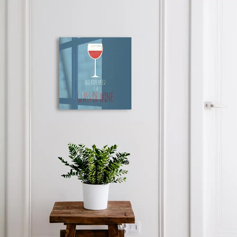 Nástěnná skříňka na klíče se sklenicí vína a inspiračním nápisem