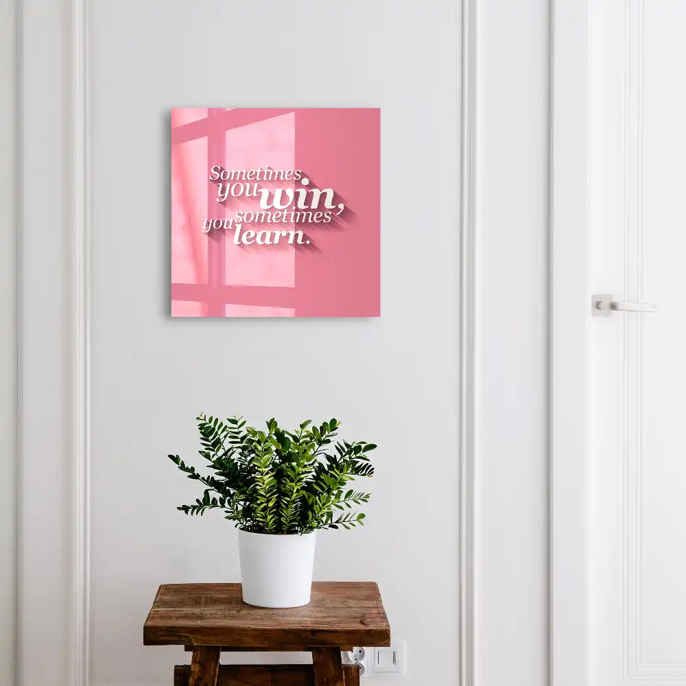 Nástěnná skříňka na klíče s inspirativním textem na růžovém pozadí