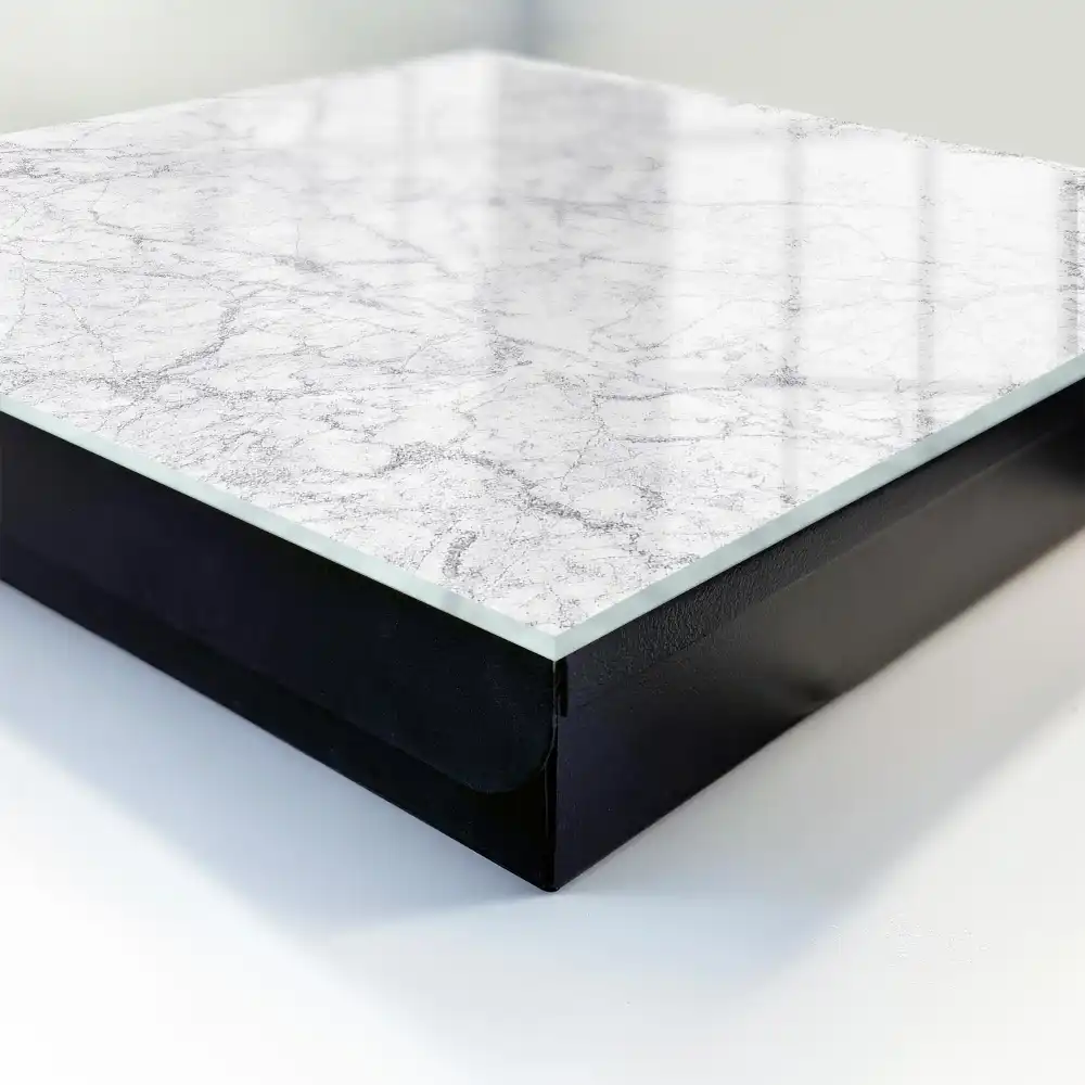 Box na klíče v šedém mramorovém provedení s elegantní texturou žilek