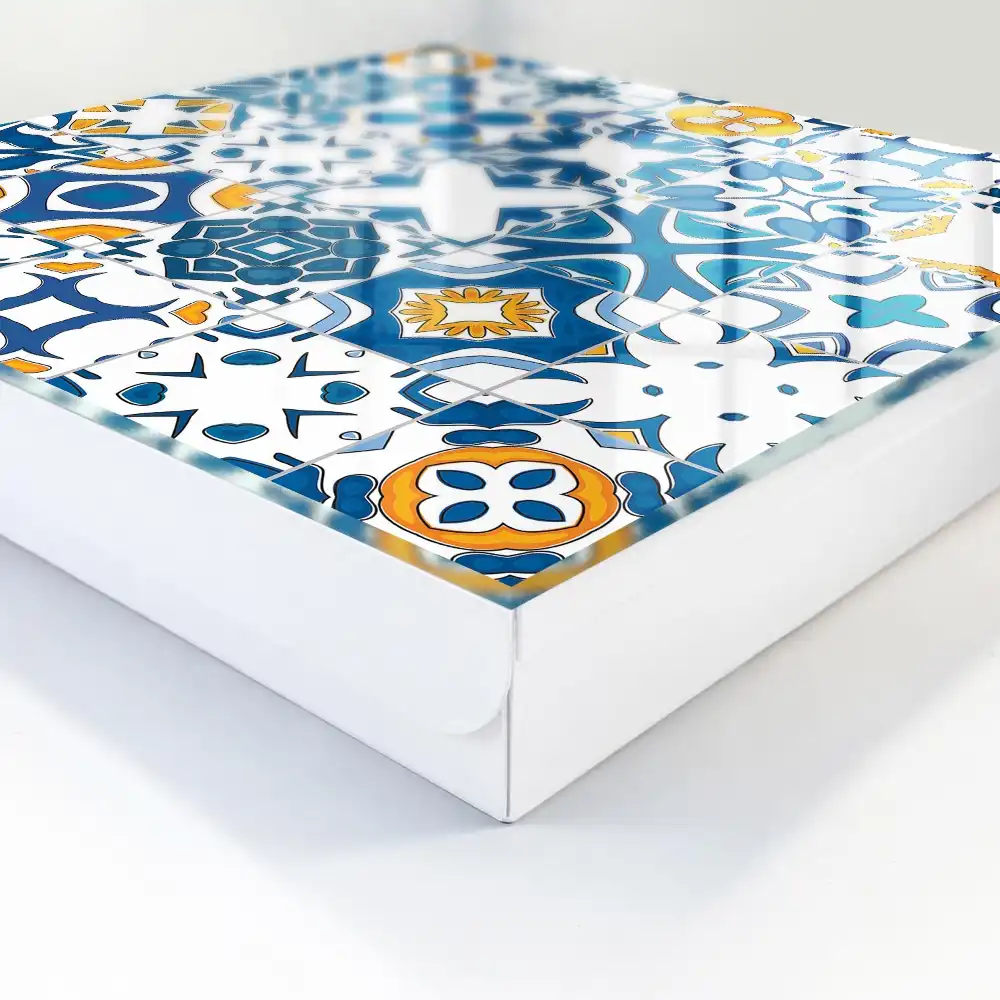 Box na klíče s geometrickým vzorem v modro-žluté barvě
