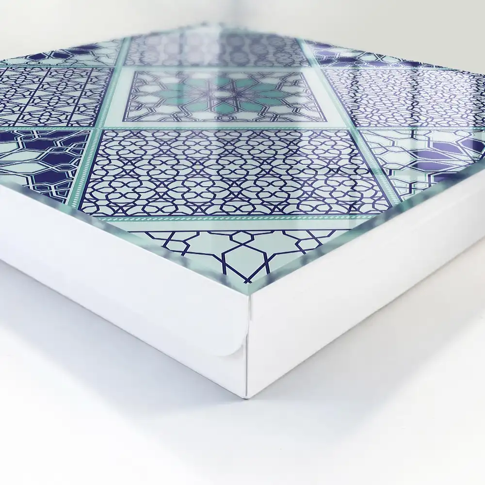 Nástěnná schránka na klíče s geometrickým designem v modrých odstínech