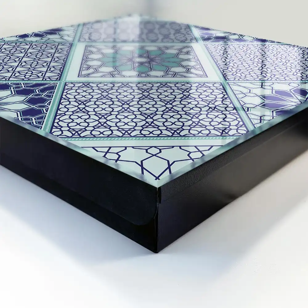 Nástěnná schránka na klíče s geometrickým designem v modrých odstínech